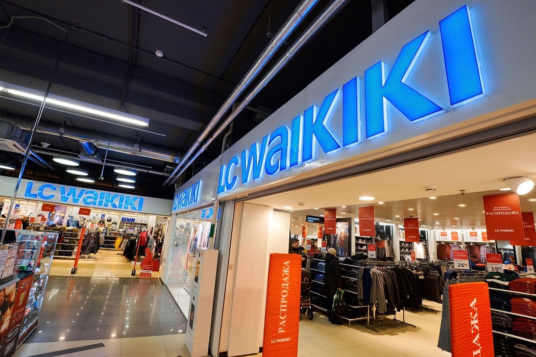 Вывеска магазина брендовой сети «LC Waikiki»