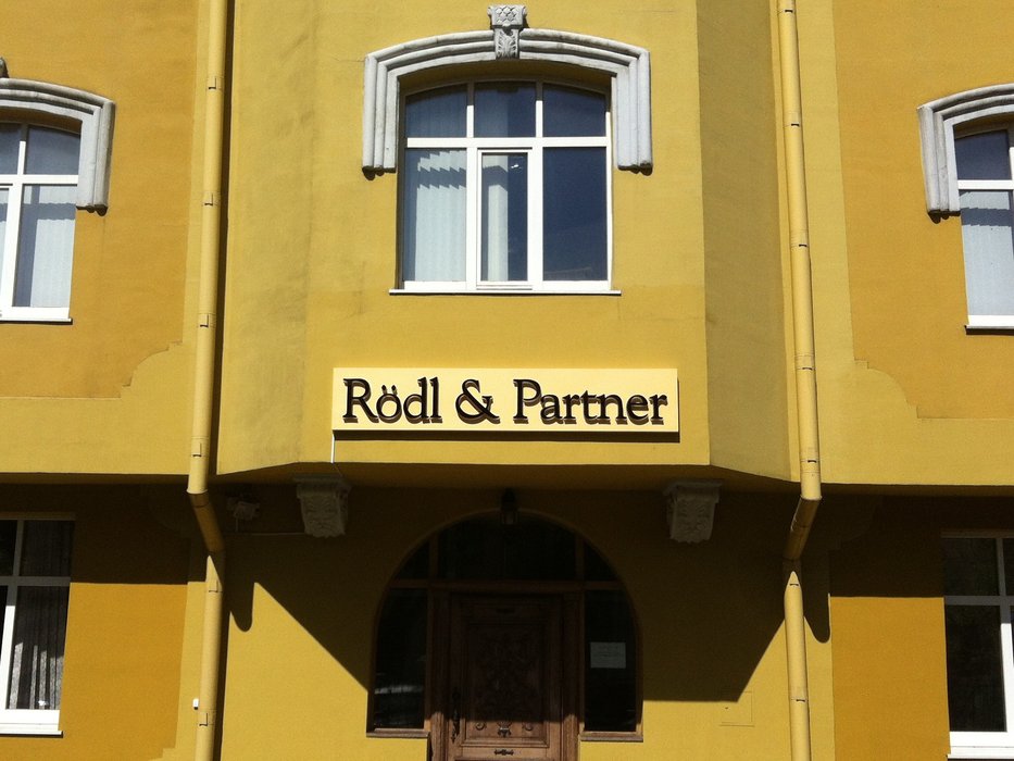 Вывеска офиса международной юридической компании «Rodl and Partner»