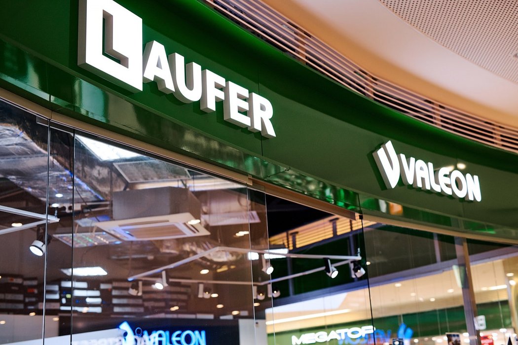 Световые вывески для магазинов обуви Laufer и Valeon