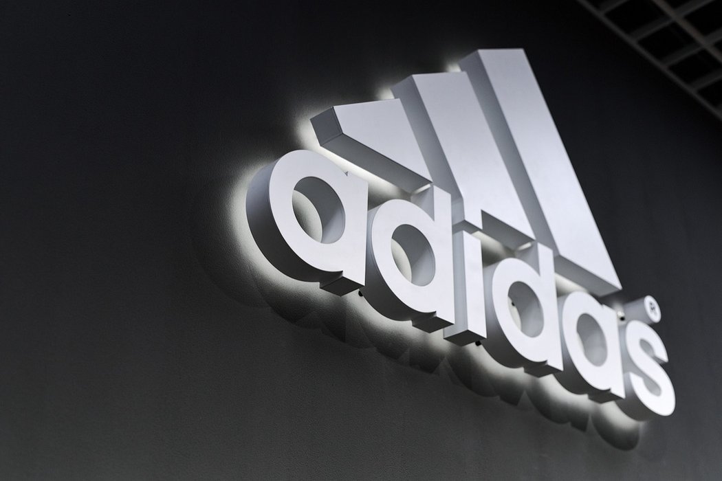 Объемные буквы логотипа Adidas для монобрендового магазина спортивной одежды