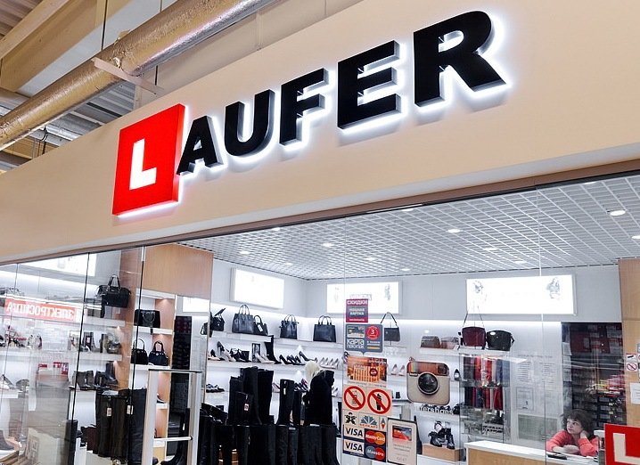 Объемные буквы названия магазина сети женской обуви «Laufer»