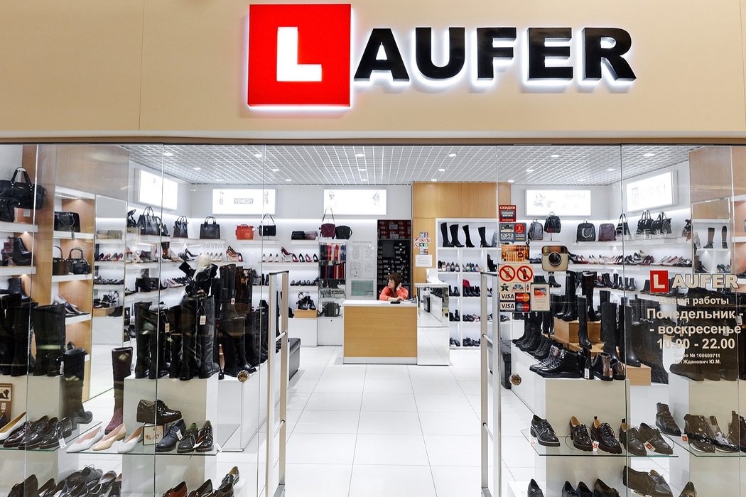 Вывеска и интерьер магазина обуви и аксессуаров Laufer