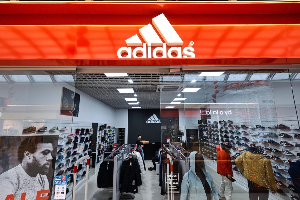 Вывеска и интерьер монобрендового магазина спортивной одежды Adidas