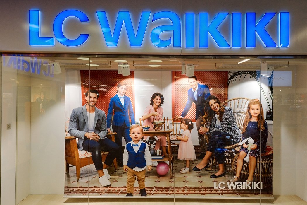 Витрина магазина брендовой сети «LC Waikiki»